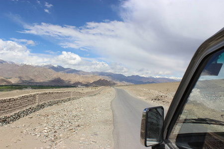 山的风景和沙质的道路。北印度之旅