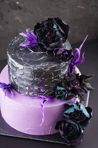 在黑色背景上的假花图稿婚礼蛋糕