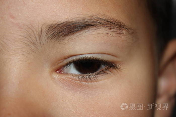 打开一只小男孩的眼睛