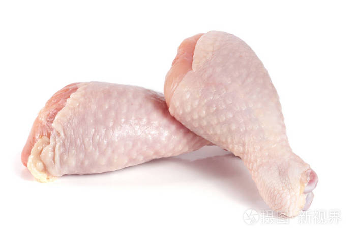 孤立在白色背景上的两个原始鸡腿