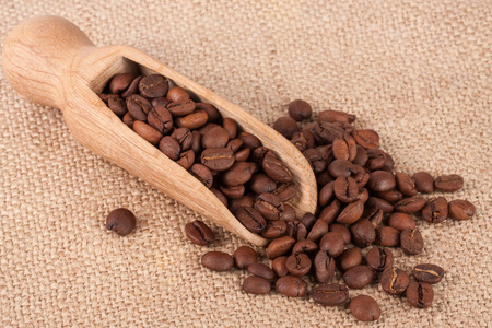 咖啡豆在瓢上麻布