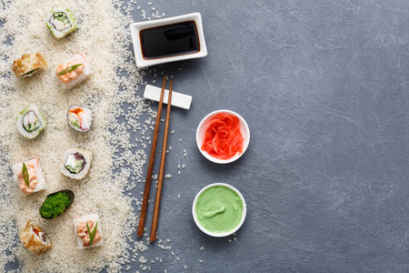 顶视图上套的寿司卷，maki 质朴的灰色和水稻背景