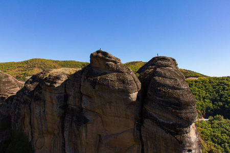 米特奥拉在岩石上的两个徒步旅行岩寺院，希腊