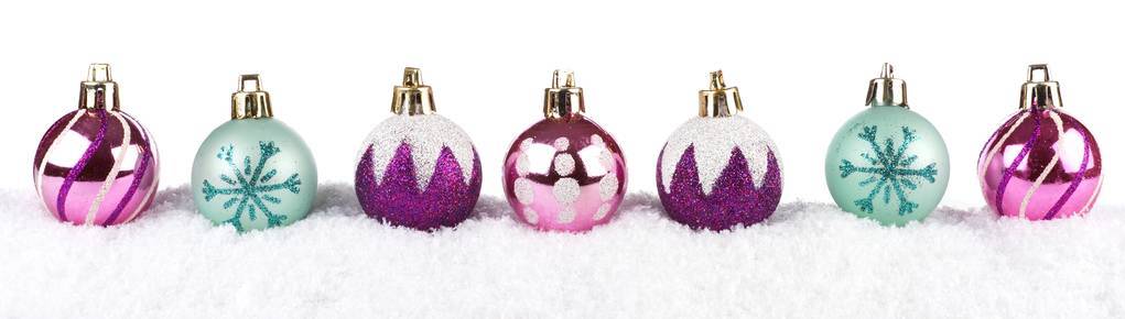 紫色 粉色  绿松石圣诞挂件孤立的雪