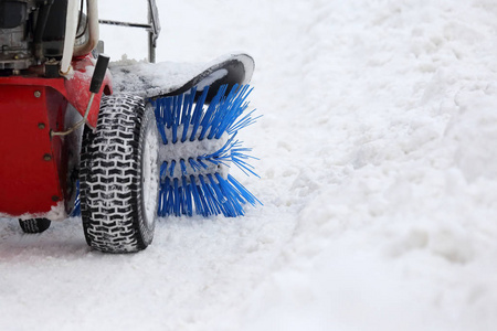 专用除雪机清理道路