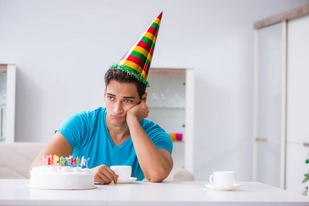 在家里的年轻人独自庆祝生日