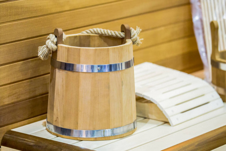 传统木制桑拿用桶水。内部的桑拿房，桑拿房配件