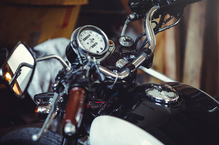 美丽车速里程表的经典摩托车在方向盘镜和坦克的框架