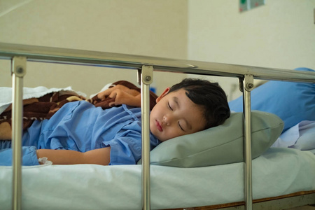 生病的亚洲孩子男孩 2 岁躺生病在医院的床上