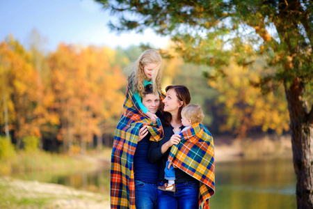 幸福的家庭，在一个美丽的秋天公园