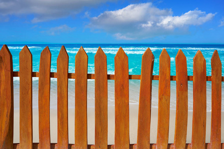 绿松石海滩上的加勒比岛屿围栏