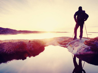 高背包客海上看清楚阳光灿烂的黎明.