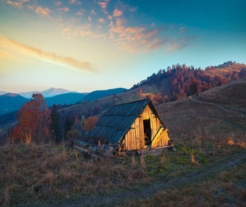 多彩的秋日景色在山村里。在喀尔巴阡山的早晨有雾。sokilsky 脊，乌克兰，欧洲