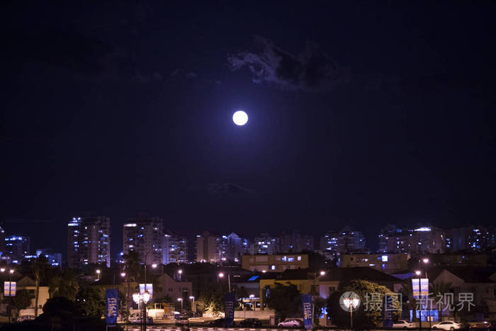 在月光下的夜城的美丽景色