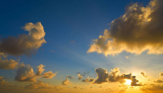 日落色彩斑斓的戏剧性天空云