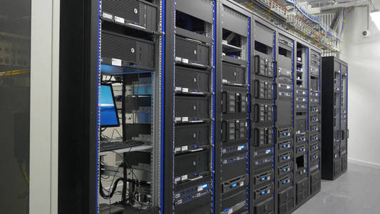 许多功能强大的服务器运行在数据中心服务器机房。在数据中心中的多台服务器。与服务器位于服务器机房的多架。亮显示多个操作设备。