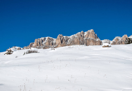 在白云岩的阿尔卑斯山的滑雪区。俯瞰蝶鞍组在加尔