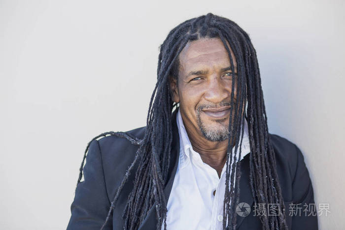 成人强壮的黑人男子长绺与蓝色的肖像