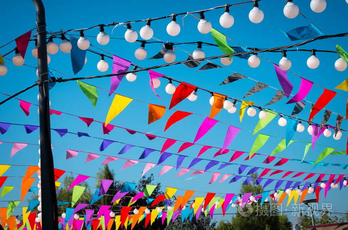 五颜六色的彩旗和灯在庆典活动期间