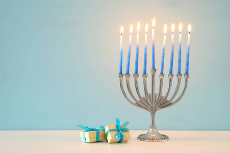 与传统的犹太节日光明节背景图像烛台 传统烛台 和燃烧的蜡烛