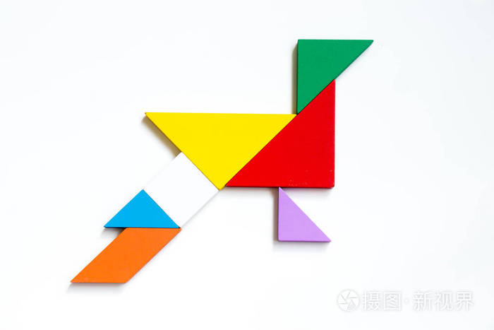 多彩的木质七巧板拼图在白色背景上的孔雀形状