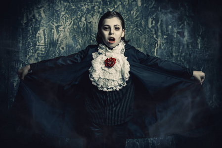 吸血鬼男孩图片