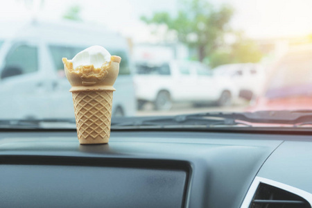 在车里的夏日锥软白牛奶奶油蛋卷冰淇淋