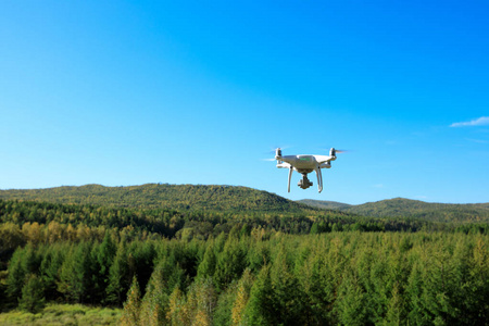 现代无人机飞在秋林之上