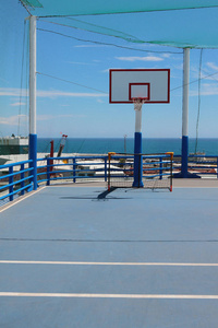 5 一侧和马达船甲板上的篮球运动场。意大利萨沃纳
