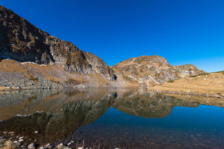 肾湖是七里拉湖泊之一。里拉山