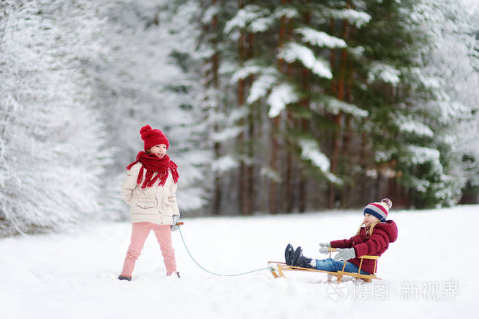 可爱的孩子们玩雪中
