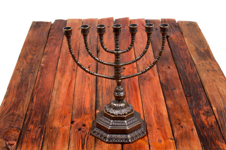 古代祭祀蜡烛烛台木制的桌子上图片