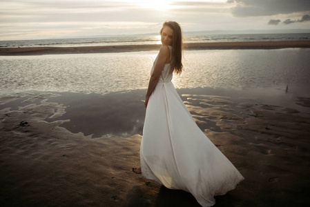 在海中的白色连衣裙的女孩