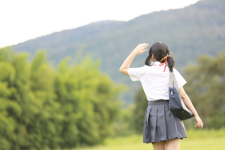 日本的学校在农村的草山和树