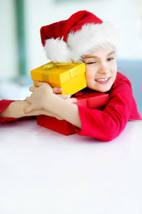 女孩穿着圣诞老人的帽子打开内包装