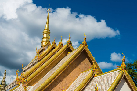 泰国寺庙的美丽屋顶，瓦塔瓦纳拉姆，UbonRatchathani，泰国。