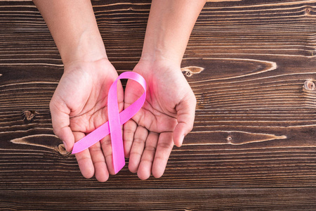 乳房癌概念 手持粉红丝带象征布雷亚的女人