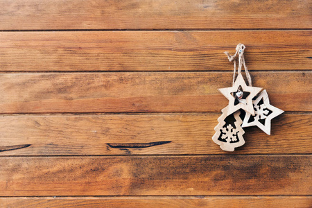 圣诞节装饰品在木背景之上。复制空间