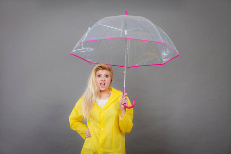 女人抱着透明雨伞看震惊