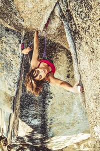 决心要成功的女性登山者图片