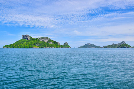 泰国海和海岛的热带海景在晴朗的蓝天