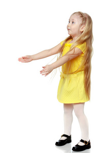 一个小的金发女郎穿着黄色 t 恤