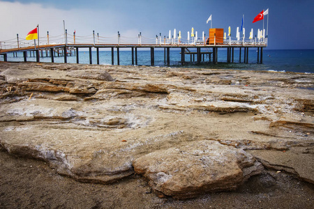 景观的岩石土耳其海滩上墩，Konakli 土耳其蓝色的大海。石的海滩，在早晨的海景