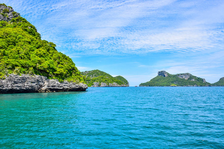 泰国海和海岛的热带海景在晴朗的蓝天