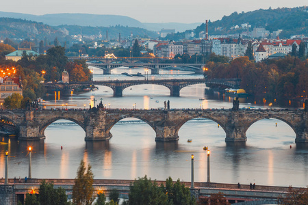 在捷克共和国布拉格查理大桥和伏尔塔瓦河河的视图