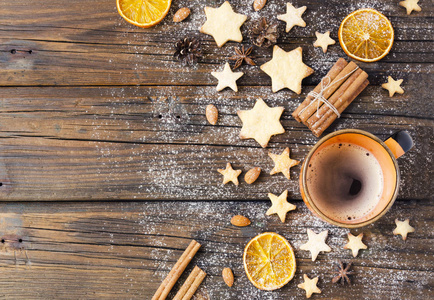 圣诞姜饼木桌和咖啡 选择性焦点明星