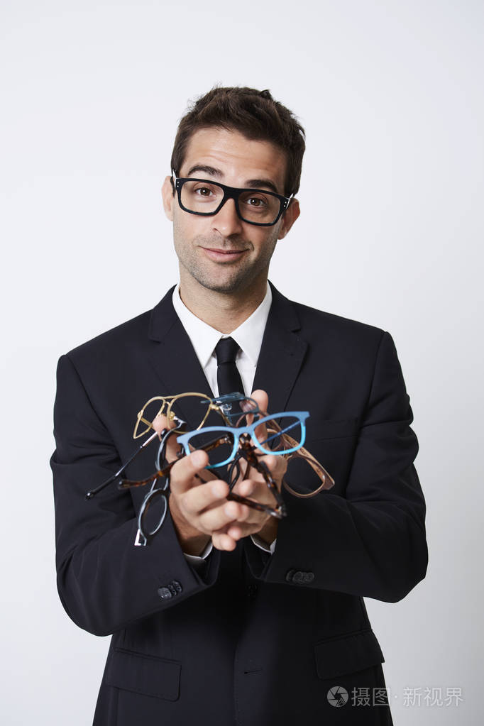 商业头脑的人拿着副眼镜