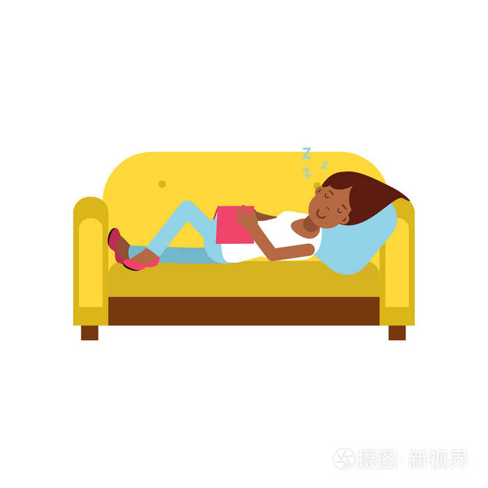 美丽的黑女孩拿着本书,在黄色的沙发上睡觉放松人卡通矢量图