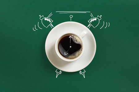 钟。杯新鲜的咖啡，有时钟在绿色背景上签名
