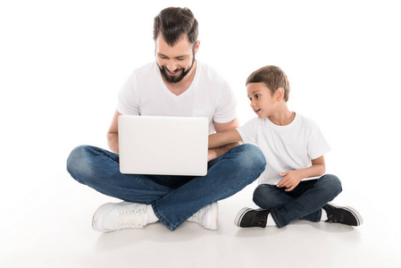 父亲和儿子用的笔记本电脑